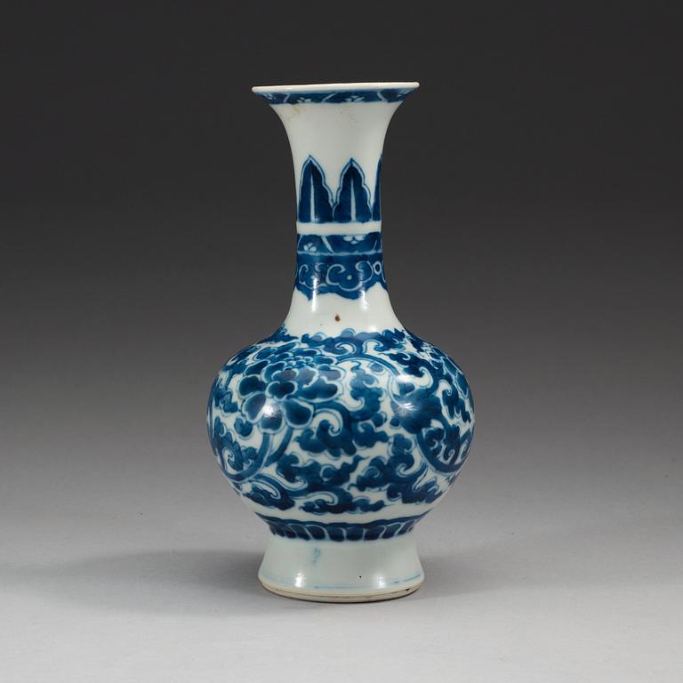 A blue and white vase, Qing dynasty, Kangxi (1662-1722).