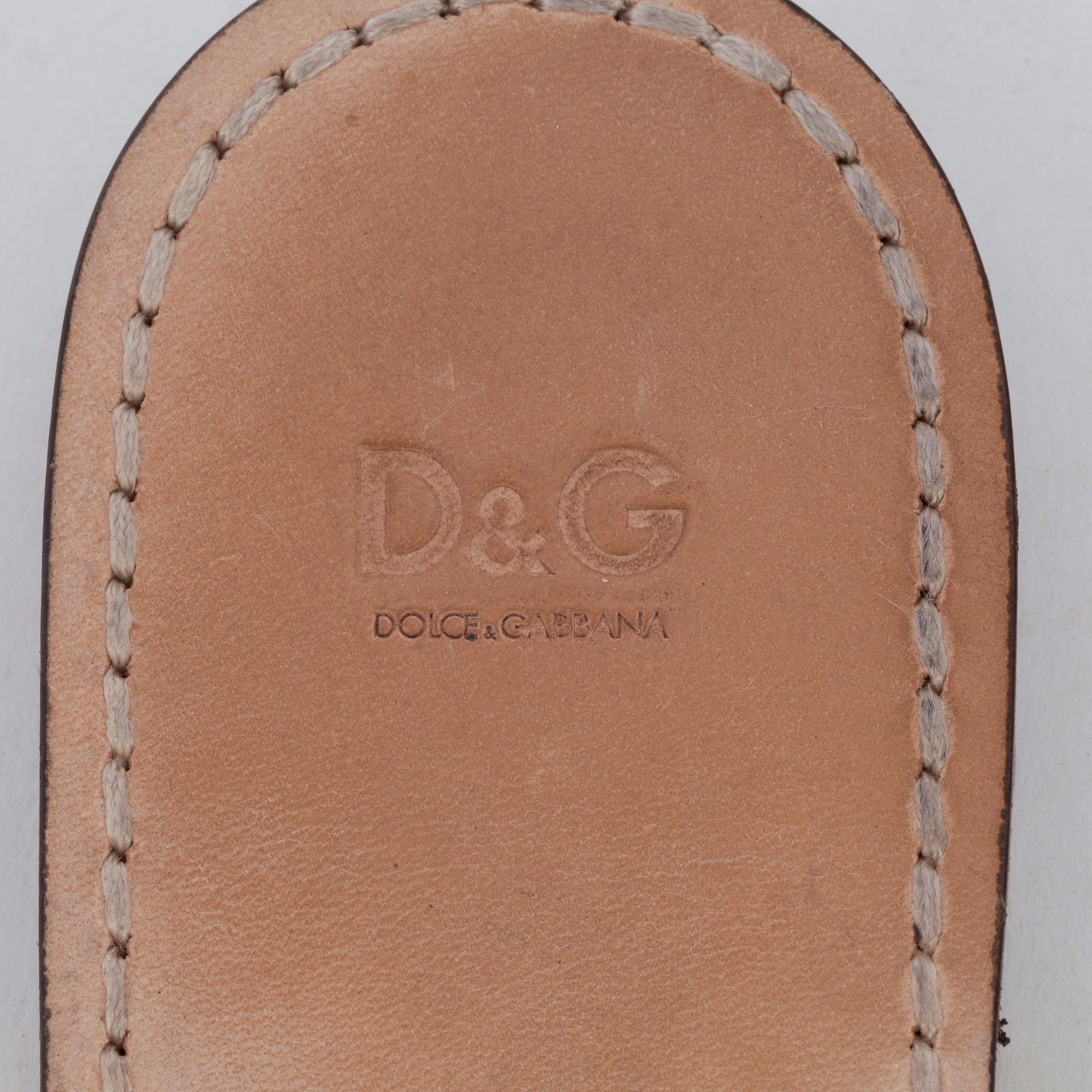 DOLCE&GABBANA, a pair of gold colored leather sandals. Size 37.