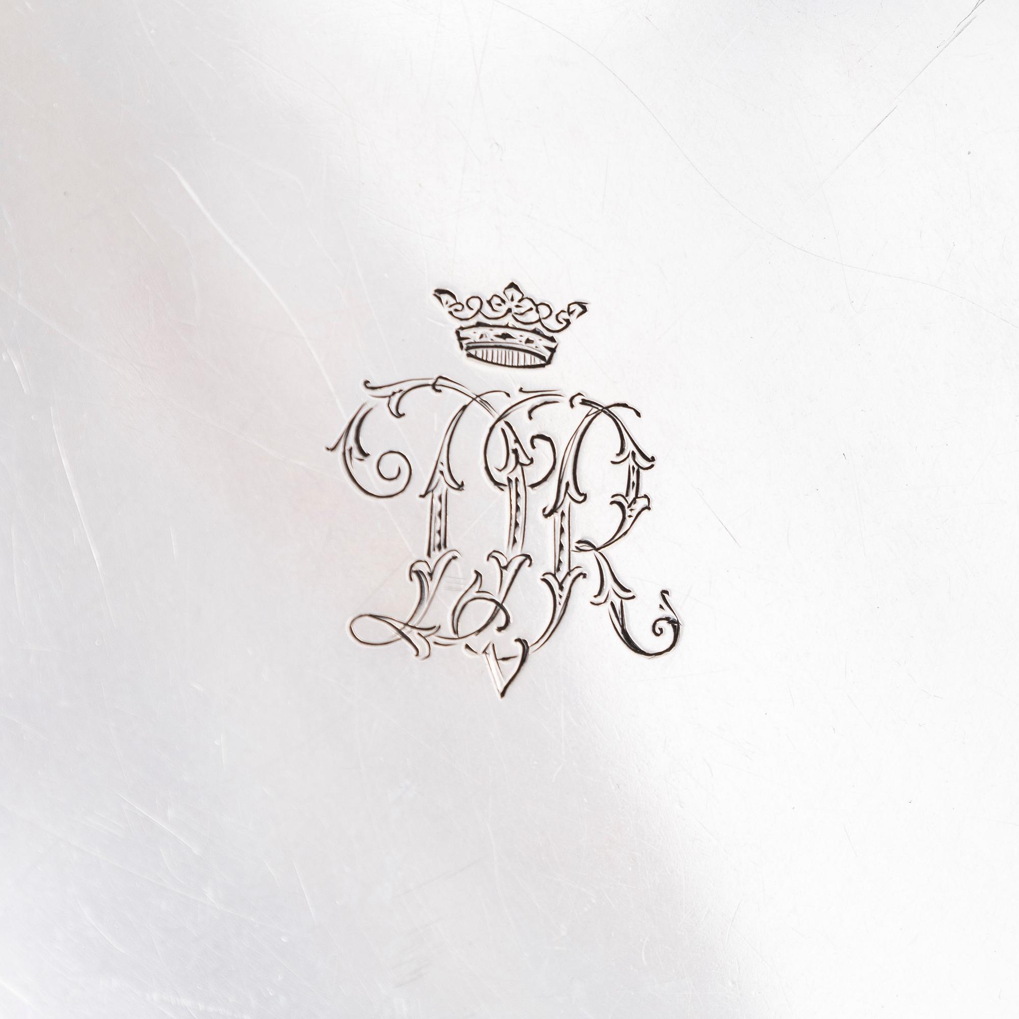 Uppläggningsfat, 4 st, och skålar, 2 st, silver, svenska, danska och finska stämplar 1918-1948, samt försilvrad coaster.