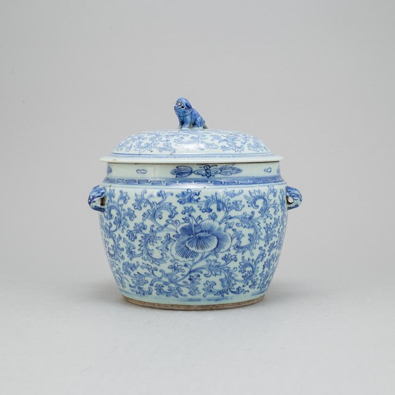 A Chinese blue and white porcelain food container with lid, Qing dynasty, 19th century.