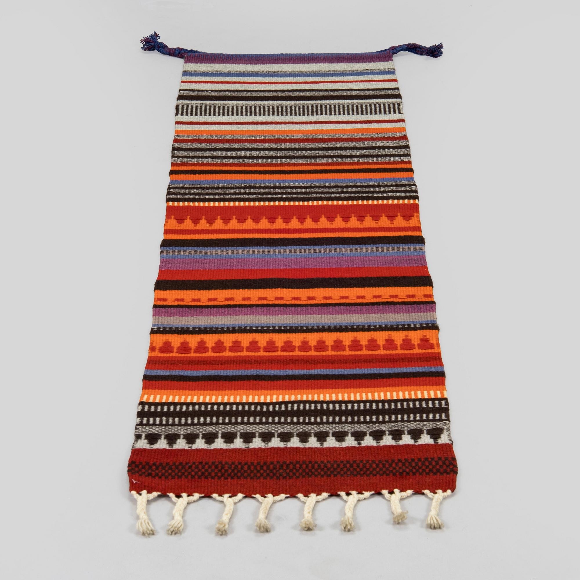 Elsa Montell-Saanio, rana / väggbonad, "Trollformel" Finland. Ca 165 x 43 cm.