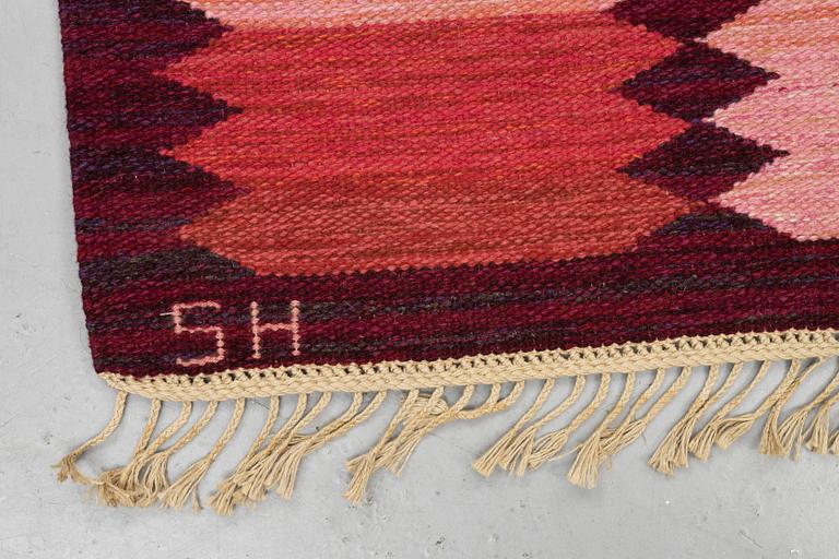 Berit Koenig , a carpet 'Viggen röd' flat weave, signed SH BK, ca 246 x 150 cm.