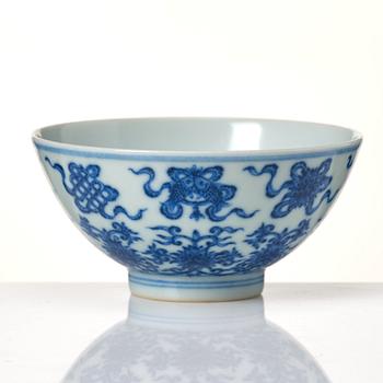 A Chinese blue and white cup with Qianlong seal mark.