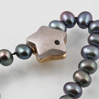 COLLIER, odlade pärlor, lås i 18K guld och vitguld med fasettslipad blå safir samt briljantslipad diamant. Vikt 28,5 g.
