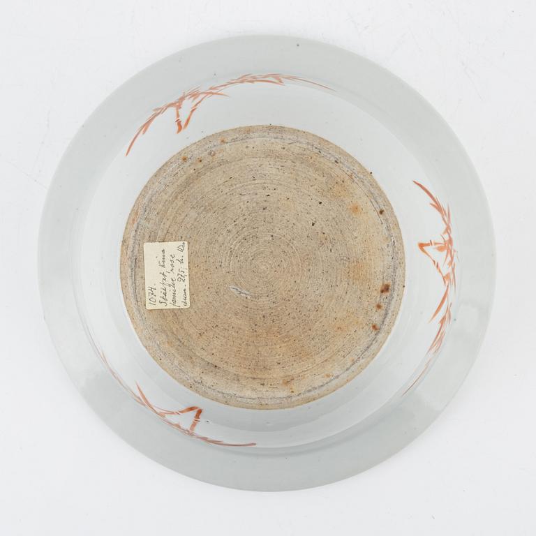 A Chinese famille rose basin / bowl, late Qing dynasty.