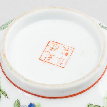 A CHINESE 20TH CENTURY BOWL.