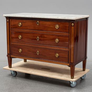 A mahogany veneered chest of drawers, first half of the 19th Century.