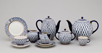 KAFFE- OCH TESERVIS, matservisdelar, 68 delar, porslin, Lomonosov, Cobalt Net, Ryssland, 1900-talets andra hälft.