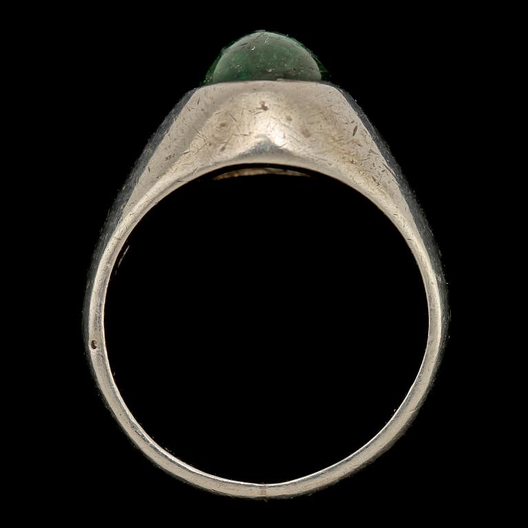 RING, sterlingsilver med cabochonslipad smaragd, 1900/2000-tal. Vikt 10 g.