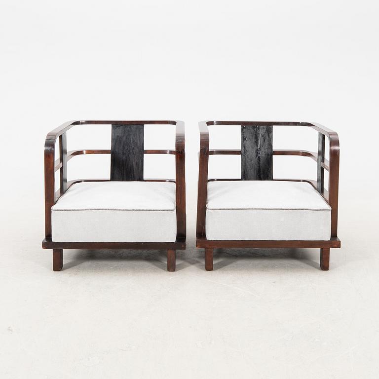 A pair of stained wood art déco armchairs from the first half of the 20th century.