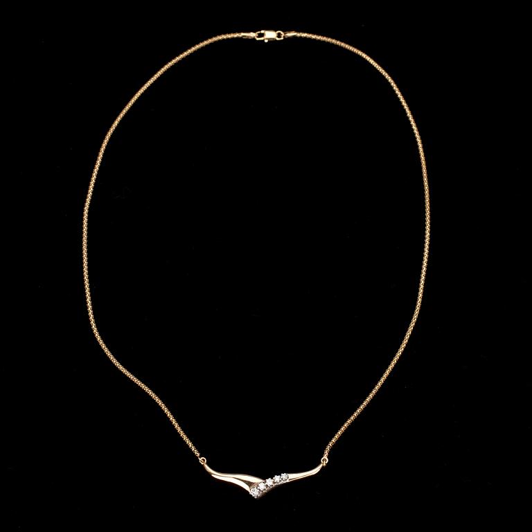HALSSMYCKE, guld 14K, 5 st briljantslipade diamanter. Vikt 5,9 g.