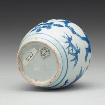 A blue and white Transitional jar, 17th Century.