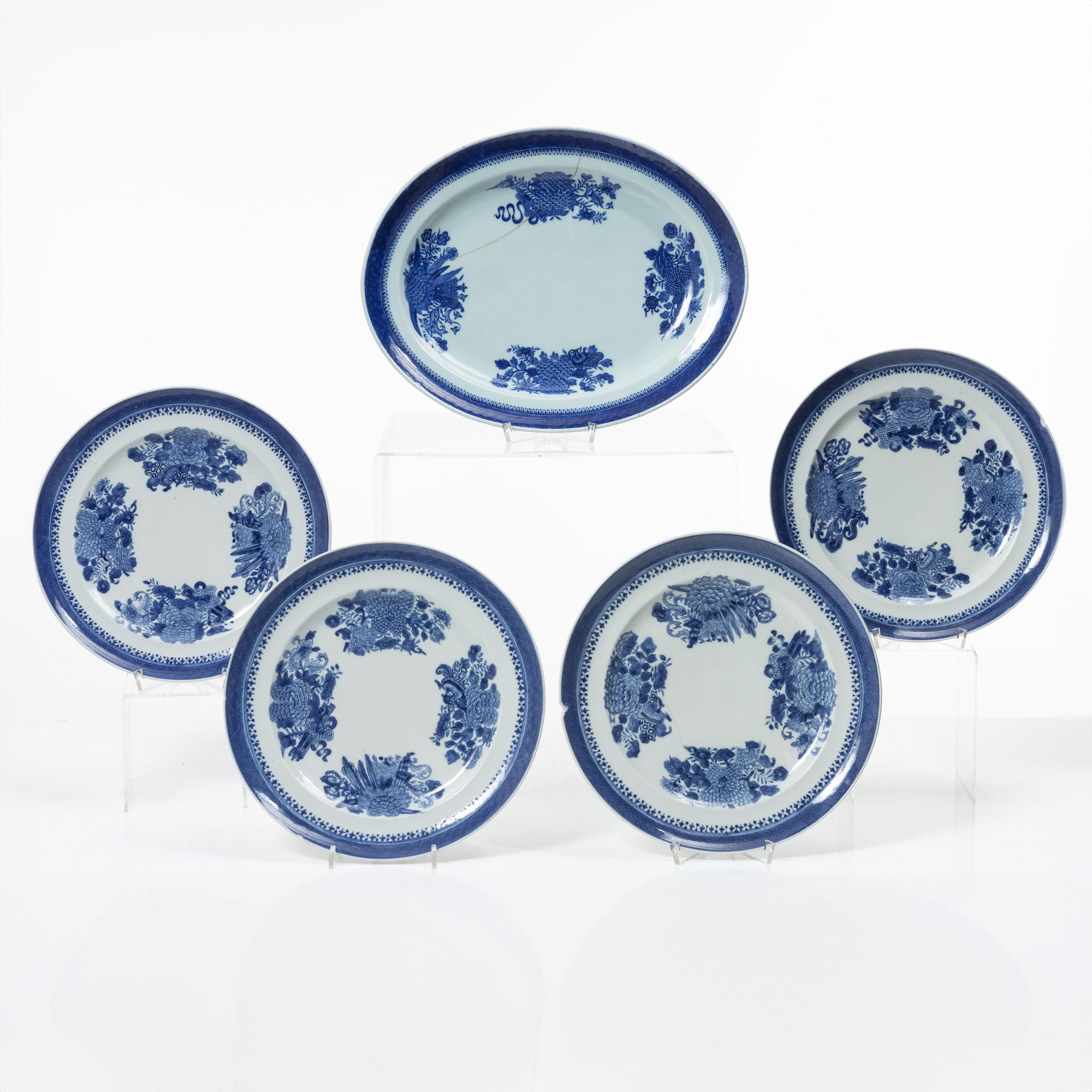 Four Chinese blue and white export porcelain plates and a serving dish, Qing dynasty, Jiaqing (1796-1820).