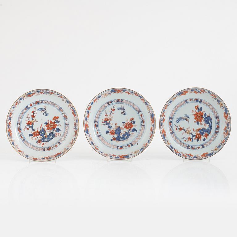 A group of three Chinese imari deep dishes and two bowls, Qing dynasty, Qianlong (1736-95).