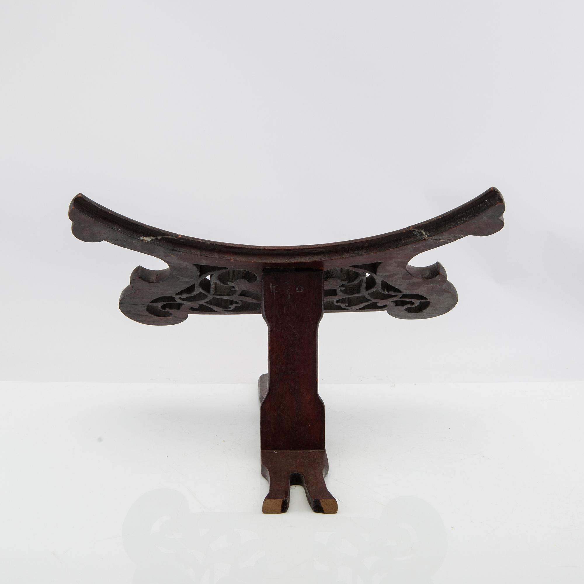 A famille noir dish, late Qing dynasty/around 1900.