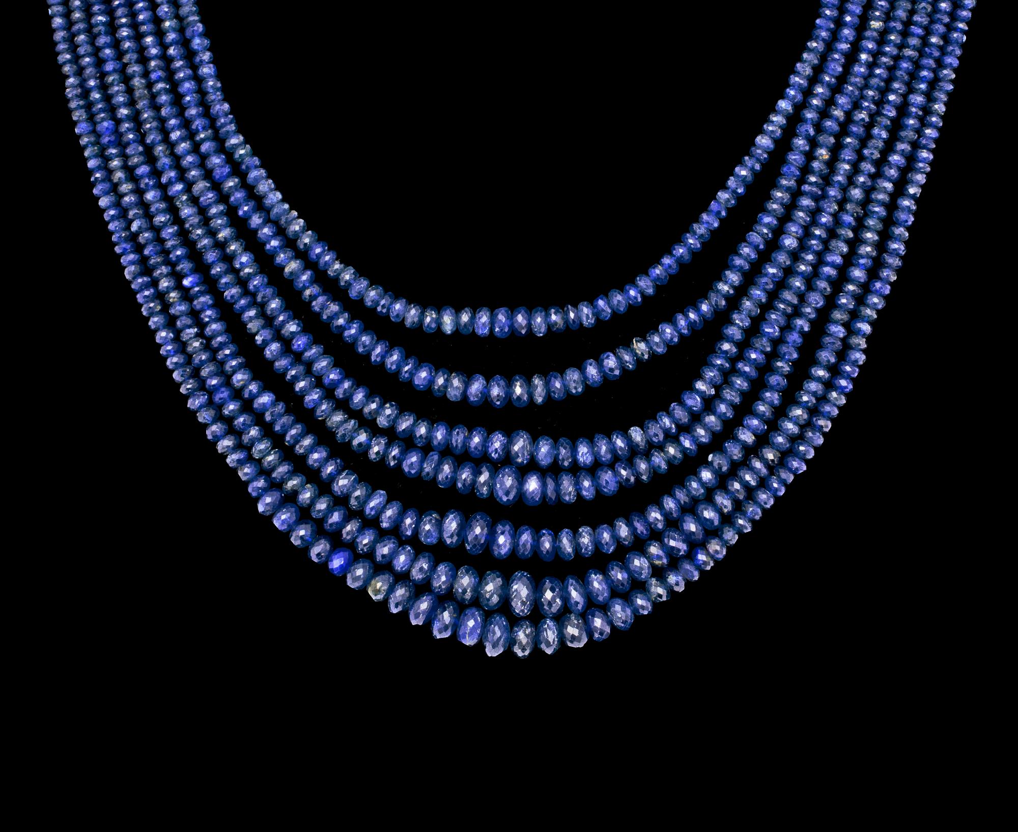 COLLIER, 7 rader fasetterade blå safirer, lås med briljantslipade diamanter, tot. ca 0.40 ct.