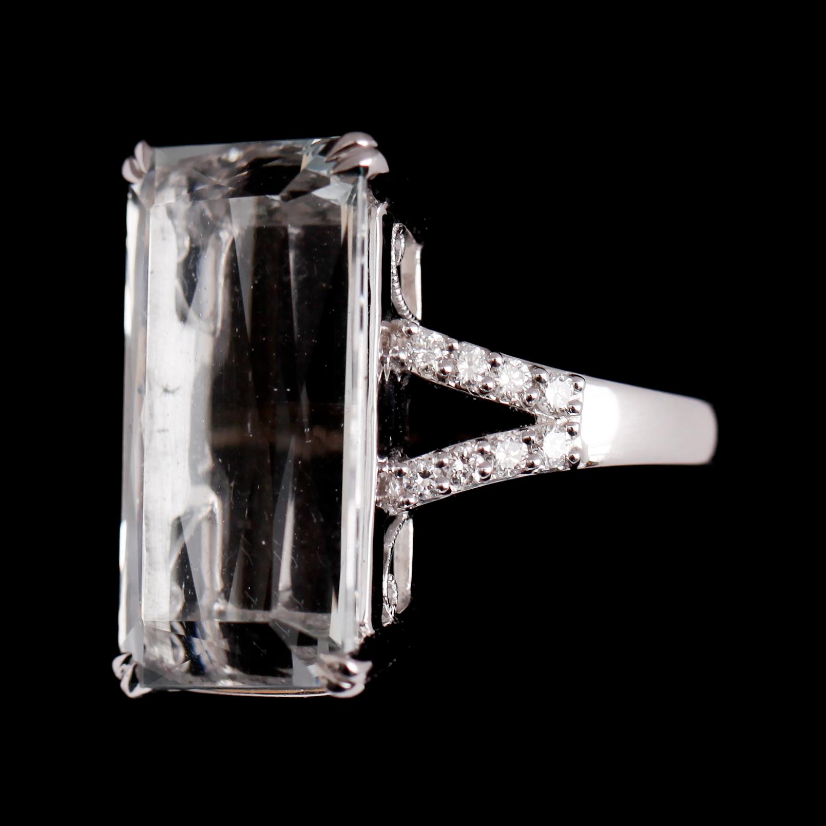 RING, 18 k vitguld, med akvamarin 16.95 ct samt briljantslipade diamanter.