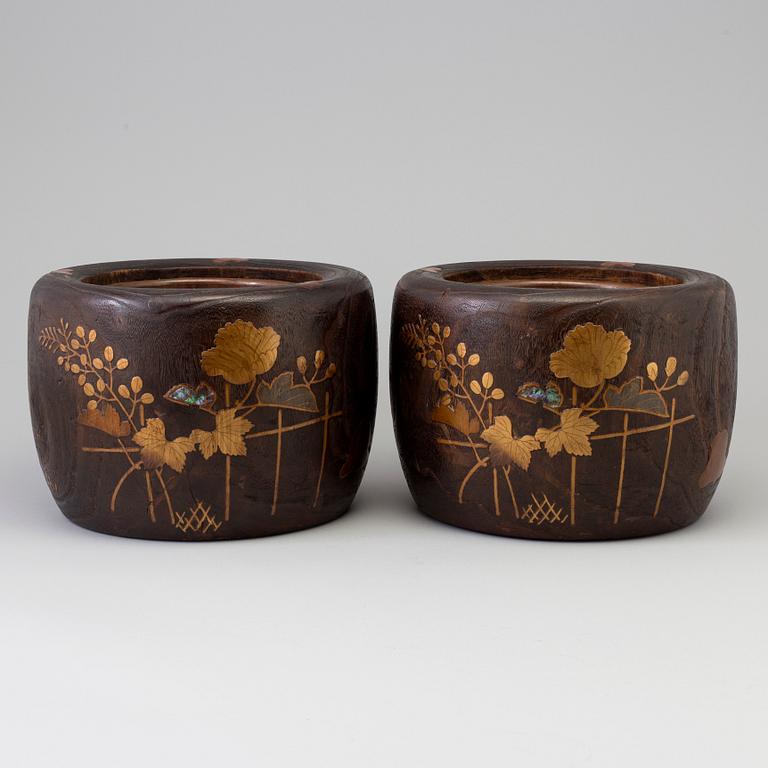 HIBICHI KRUKOR, ett par, trä med kopparinsats. Japan, Meiji (1868-1912).