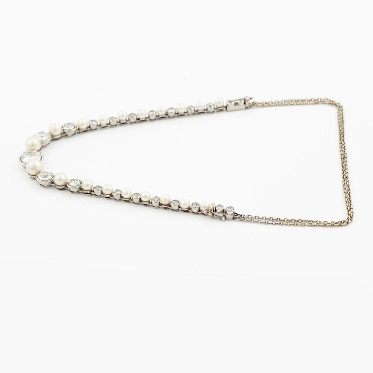 Bracelet/necklace platinum and 18K white gold with pearls and old-cut diamonds. Likely from the 1930s.