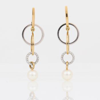 ÖRHÄNGEN, 18K tvåfärgat guld, samt små briljantslipade diamanter. Vikt ca 6,68 g.