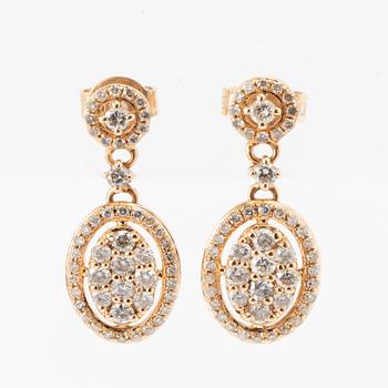 Örhängen ett par samt hänge av 14K roséguld med runda briljantslipade diamanter.