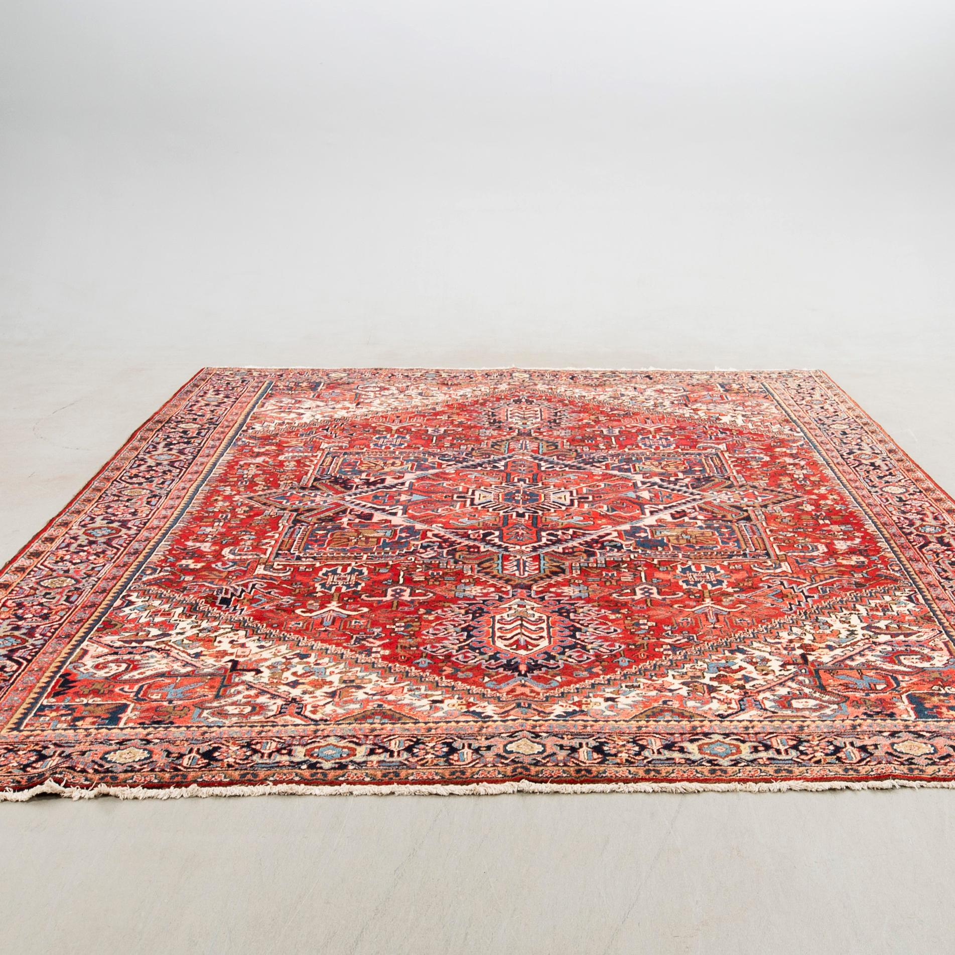 Carpet, semi-antique Heriz, northwestern Persia, approx. 390 x 305 cm.