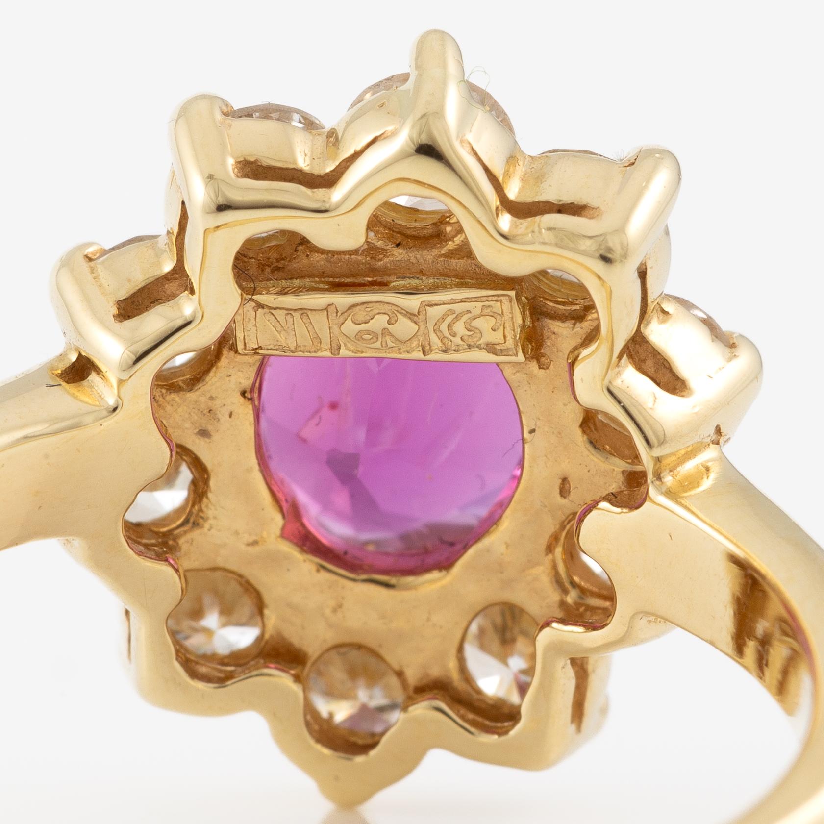 Ring, 18K guld med rosa safir och briljantslipade diamanter.