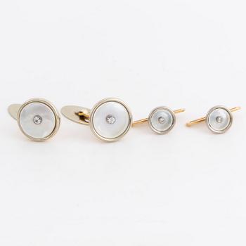 Cufflinks and shirt buttons, 18K gold and mother of pearl.