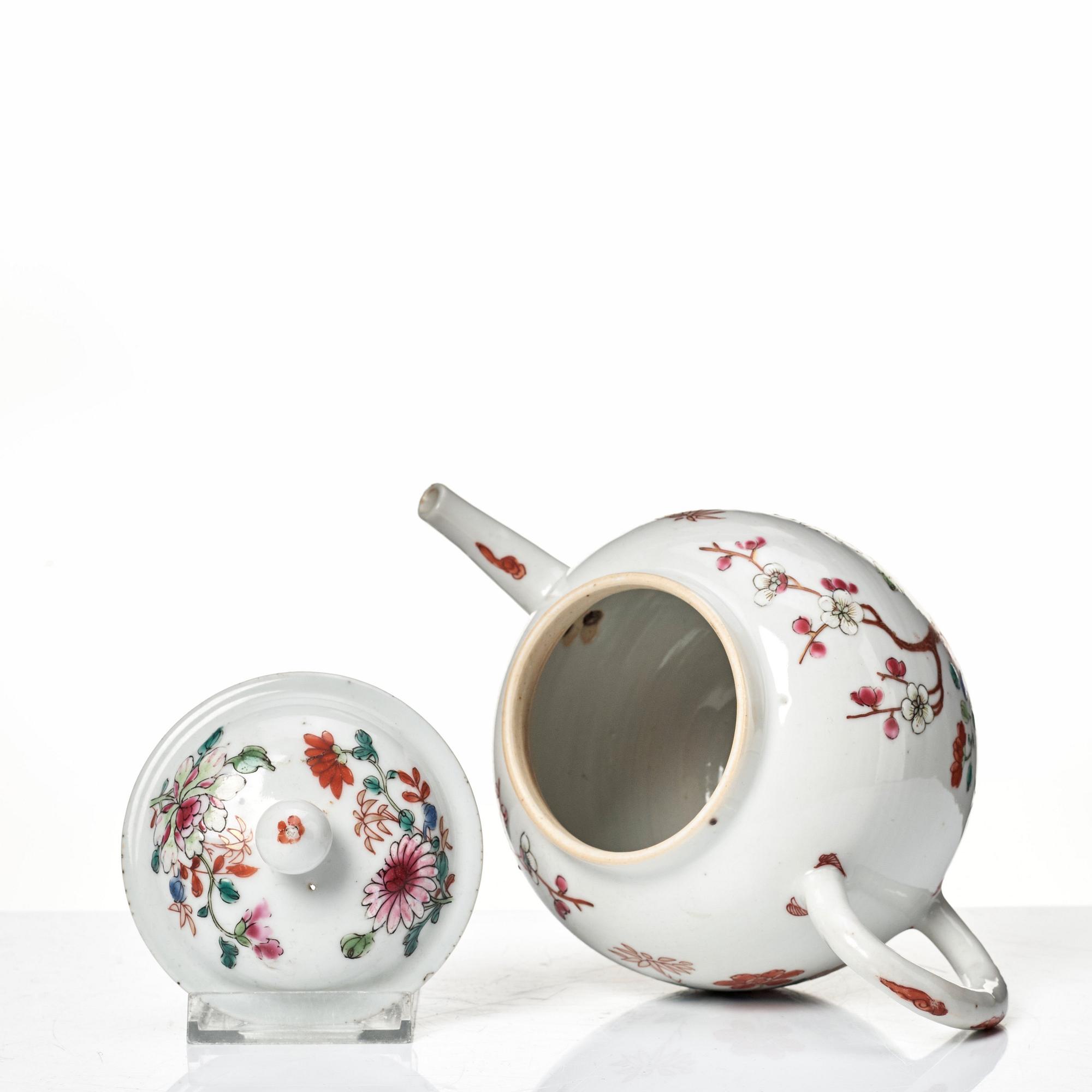 Tekannor, två stycken, kompaniporslin. Qingdynastin, Qianlong (1736-95).