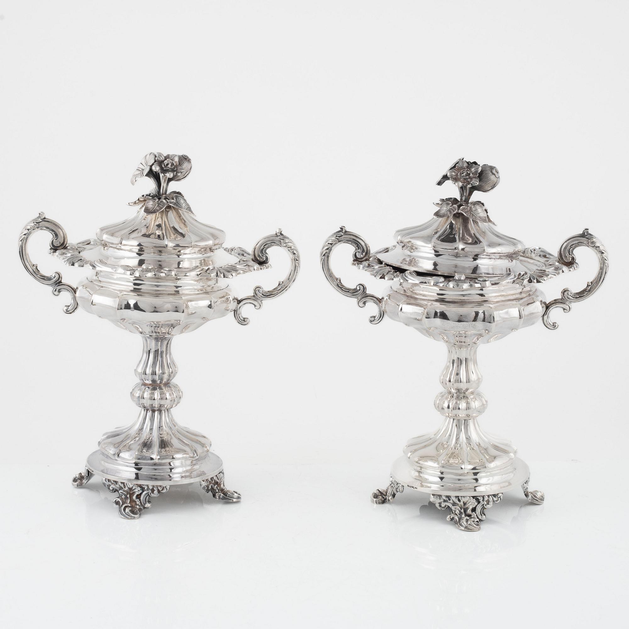 Gustaf Möllenborg (Carl Teodor Féron), strösockerskålar med lock, ett par, silver, nyrokoko, Stockholm 1856.