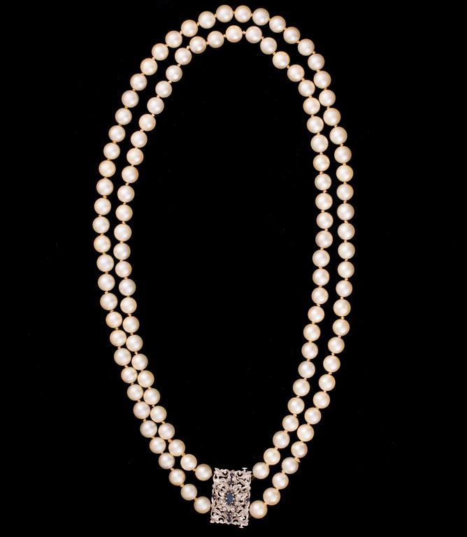 PÄRLCOLLIER, lås i 18K vitguld med diamanter och safirer.