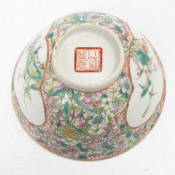 Skålar, två stycken samt skålfat, porslin, Kina, 1900-tal.