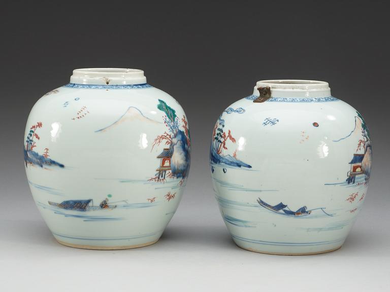 A pair of imari verte jars, Qing dynasty, 18th Century.