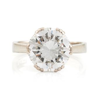 572. Ring 18K vitguld med en rund briljantslipad diamant.