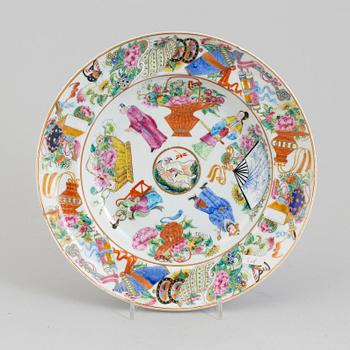 A famille rose porcelain deep dish, Canton, Qing dynasty, 19th century.