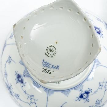 Royal Copenhagen, Serveringsskålar, tre stycken samt terrin, porslin, "Musselmalet helblond" (Blue fluted full lace), 1968-73.