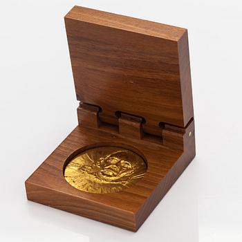 Medalj, Alvar Aalto Finlandia, 18K guld. Design Eila Hiltunen. Kultateollisuus, Åbo 1974. Numrerad 3.