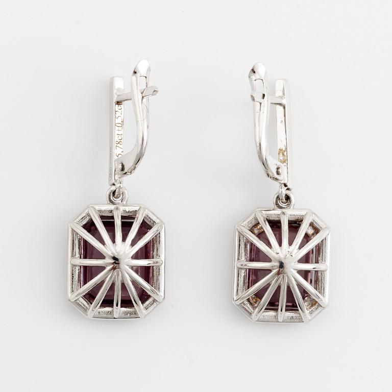 Örhängen med lila turmaliner och briljantslipade diamanter.