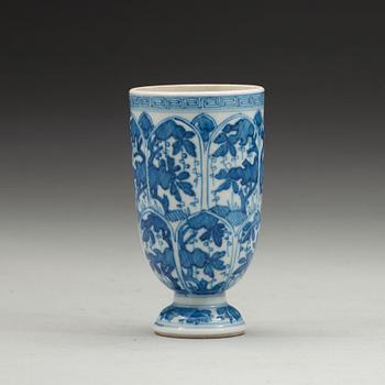 KOPP med FAT och BÄGARE, porslin. Qingdynastin, Kangxi (1662-1722).