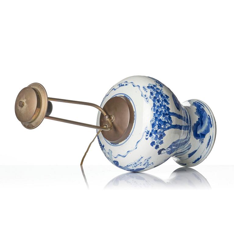 Urna/lampa, porslin. Qingdynastin, Kangxi (1662-1722).