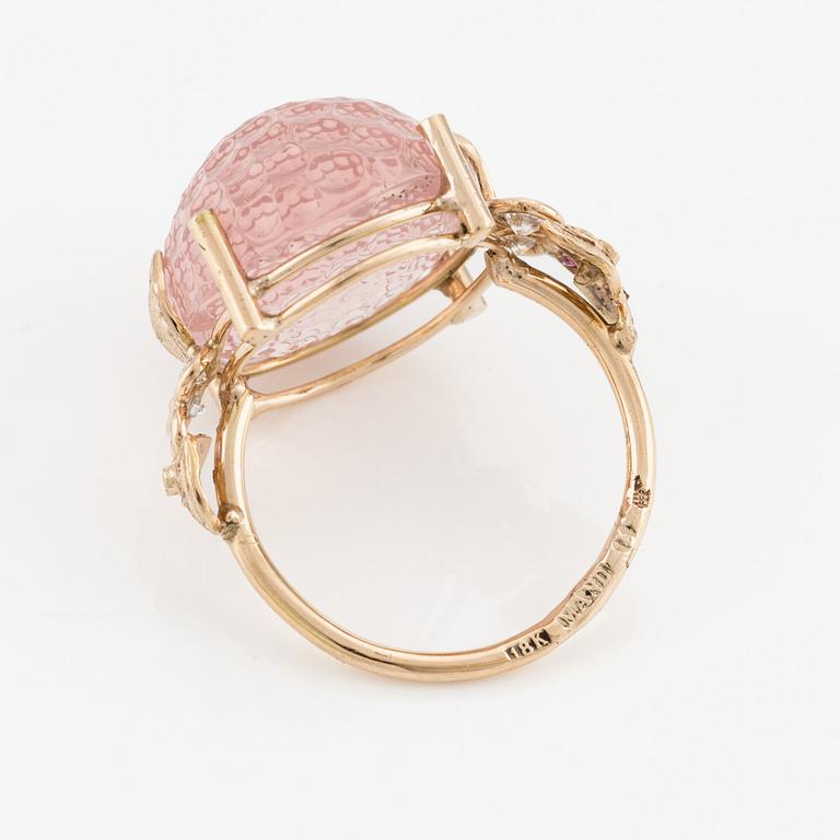 Ring "honey comb" med skuren rosa kvarts och briljantslipade diamanter.