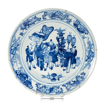 A blue and white dish, late Qing dynasty/circa 1900.
