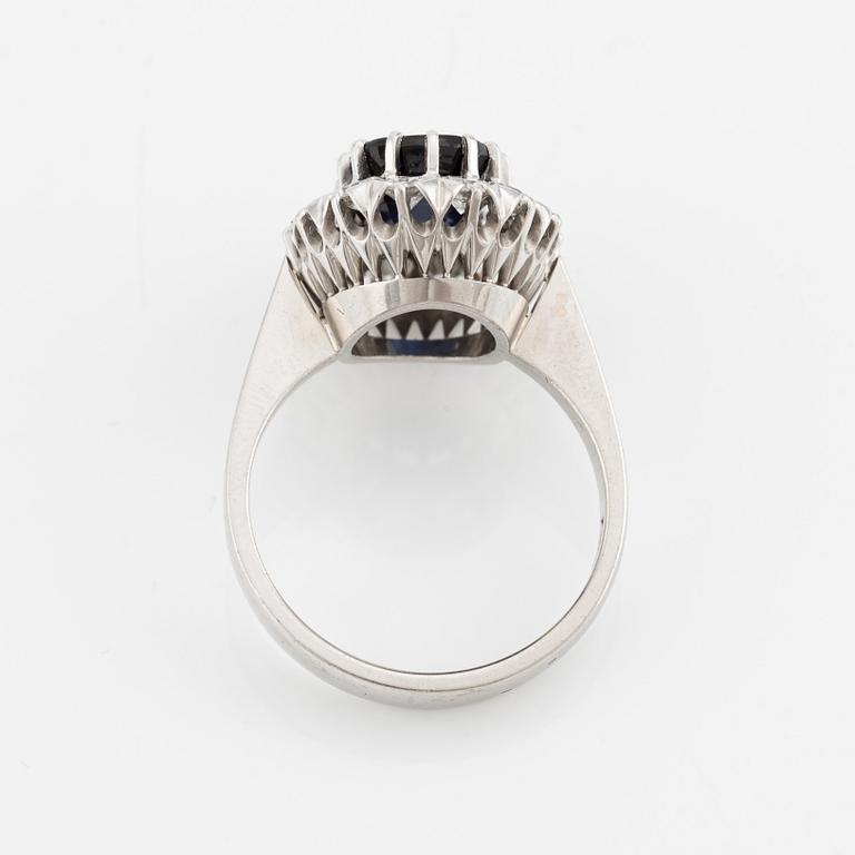 Ring, cluster ring, 18K white gold with sapphire and brilliant-cut diamonds. Stockholm 1973.