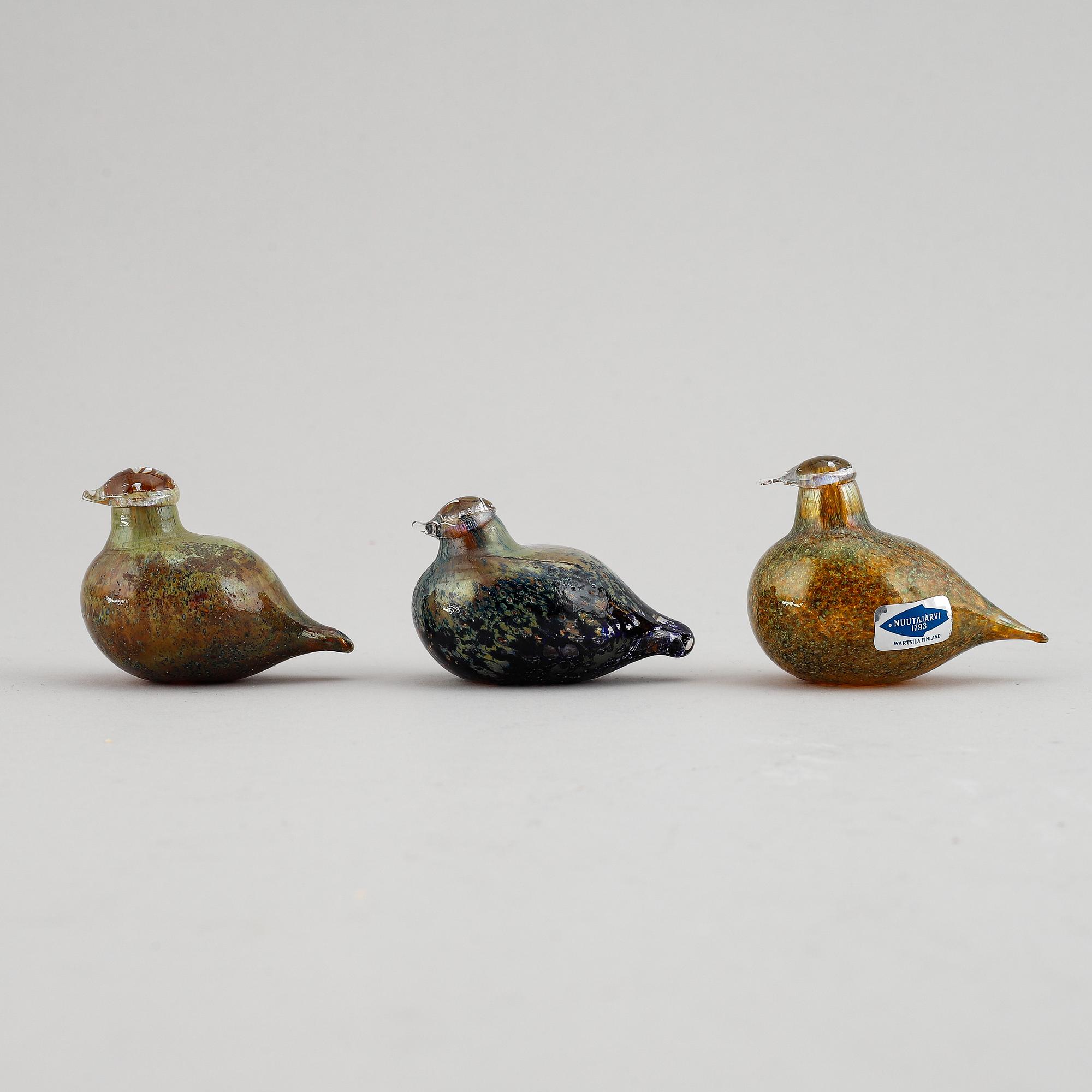 Oiva Toikka, three miniature glass birds, Nuutajärvi, Finland, signed.