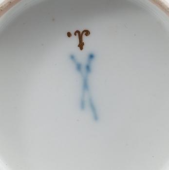 A Meissen chinoiserie equelle with cover and stand, 1725-30.