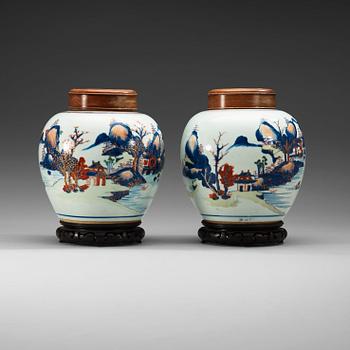 1491. A pair of imari-verte jars, Qing dynasty, 18th Century.