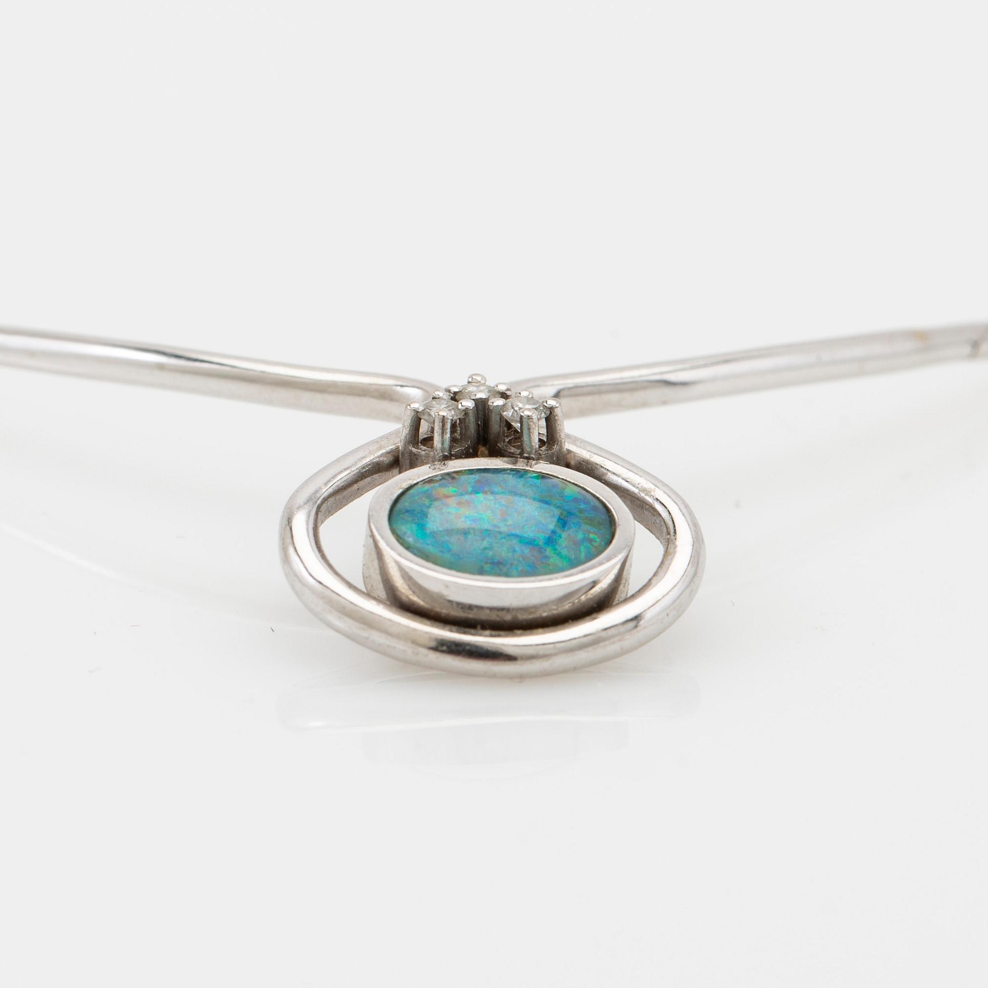 Collier, 18K vitguld med opal och briljantslipade diamanter.