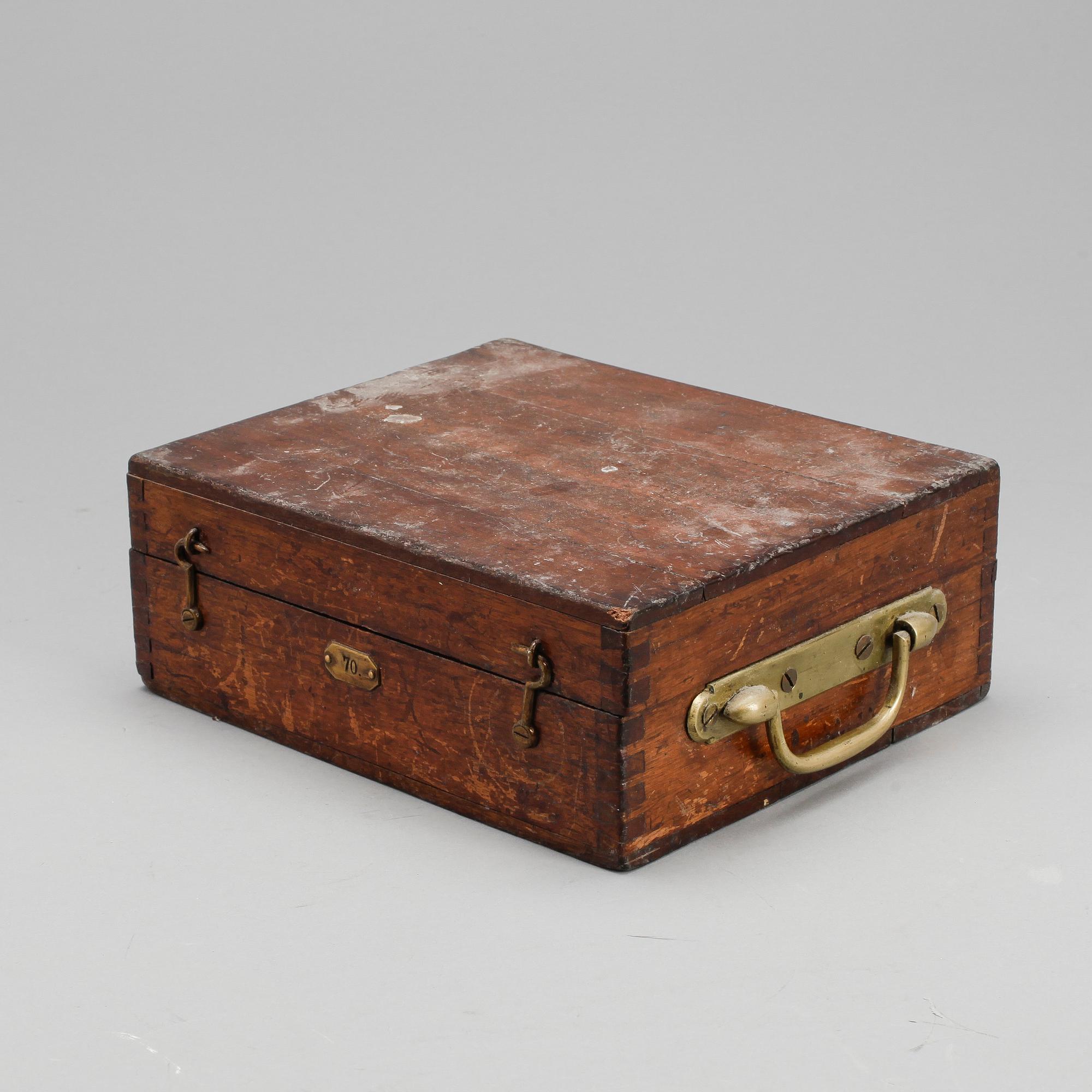 MÄTINSTRUMENT i LÅDA, A. Hurlimann Ponthus & Therrode, Paris, Frankrike. 1900-talets början.