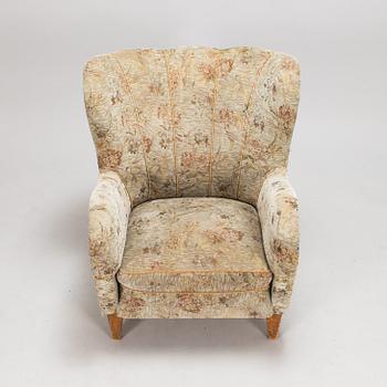 A mid-20th-century armchair.