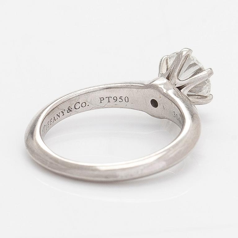 Tiffany & Co, a platinum ring with a brilliant-cut diamond ca. 0.90 ct according to engraving.